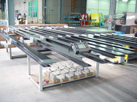 ▲ 보잉 787 항공기 동체지지용 구조물(Stringer) 제작 과정.ⓒ대한항공