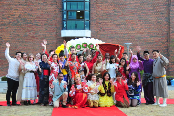 ▲ 세명대 유학생 페스티벌에 참가한 학생들이 각 나라 전통의상을 입고 기념촬영을 하고 있다.ⓒ세명대