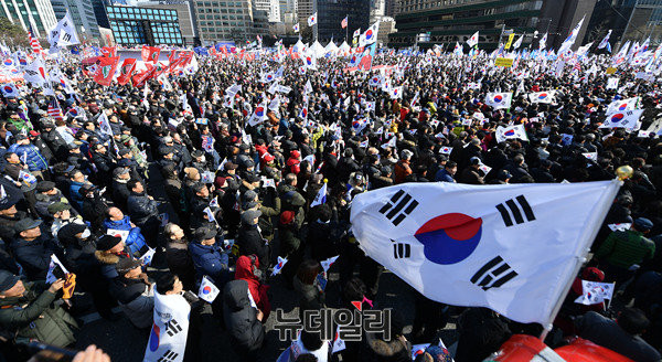 ▲ 13차 태극기집회에 인파가 몰리면서 서울광장부터 숭례문 앞까지 태극기를 든 시민들로 가득 찼다. ⓒ뉴데일리 정상윤 기자