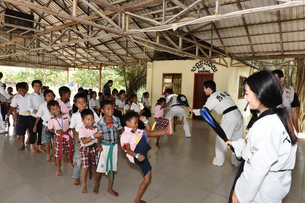 ▲ 태권도교육팀은 한국전통 무술 태권도를 알리기 위해 품세 시연 및 따라하기, 미트를 활용한 다양한 발차기 등을 교육했다.ⓒ대구한의대 제공