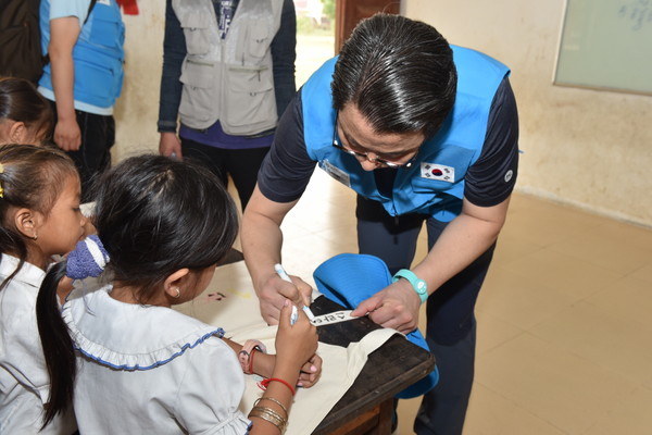 대구한의대 변창훈 총장이 에코백에 캄보디아 어린이의 한글이름을 직접 써주고 있다.ⓒ대구한의대 제공