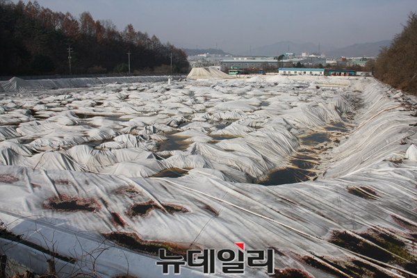 ▲ 에어돔 붕괴로 6년째 방치돼 환경오염을 부추기고 있는 제천 왕암동폐기물매립장의 흉물스러운 모습.ⓒ목성균 기자