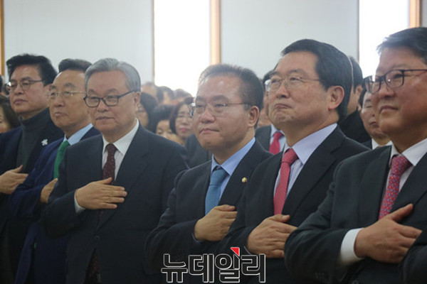 ▲ 간담회에서 인명진 비대위원장 등 중앙당 당직자 등 참석자들이 국기에 대한 경례를 하고 있다.(왼쪽부터 정우택, 김관용, 인명진, 윤재옥, 백승주, 조원진 순)ⓒ뉴데일리