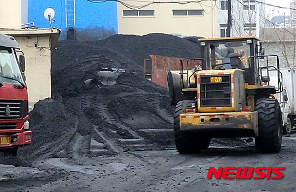 ▲ 中공산당이 느닷없이 북한산 석탄 수입을 전면중단한다고 밝혔다. 사진은 2016년 3월 중국에 수출한 북한산 석탄을 정리하는 모습. ⓒ뉴시스. 무단전재 및 재배포 금지.