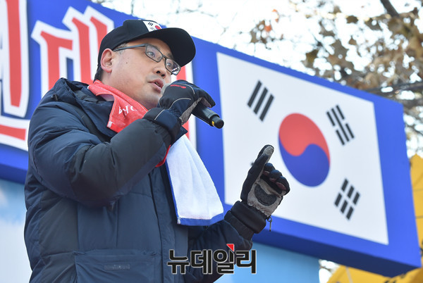 ▲ 변희재 전 미디어워치 대표가 11일 오후 서울 중구 덕수궁 대한문 앞에서 열린 '탄핵기각을 위한 국민총궐기 운동본부(탄기국)' 주최 태극기 집회에 참석해 발언을 하고 있다. ⓒ 뉴데일리 이종현 기자