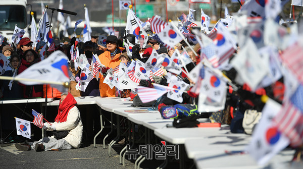 ▲ 13일 오후 서울 덕수궁 대한문 앞에서 대통령 탄핵 반대 13차 태극기집회가 열렸다. ⓒ 뉴데일리 정상윤 기자