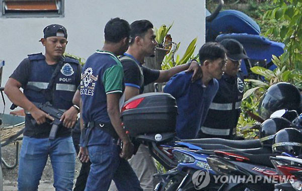 ▲ 말레이시아 세팡경찰서로 호송 중인 북한 국적 '리정철'의 모습. 말레이시아 언론에 따르면, 현지 경찰은 그가 北정찰총국 요원인 것으로 보고 있다고 한다. ⓒ연합뉴스. 무단전재 및 재배포 금지.