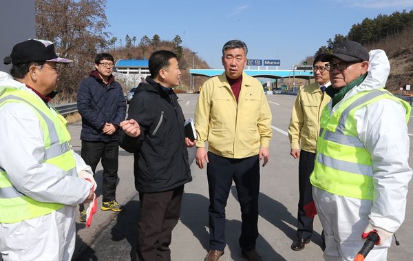 ▲ 충북 청주시 이범석 부시장이 18일 문의면 등에 설치된 거점소동소를 방문해 근무자들을 격려했다.ⓒ청주시