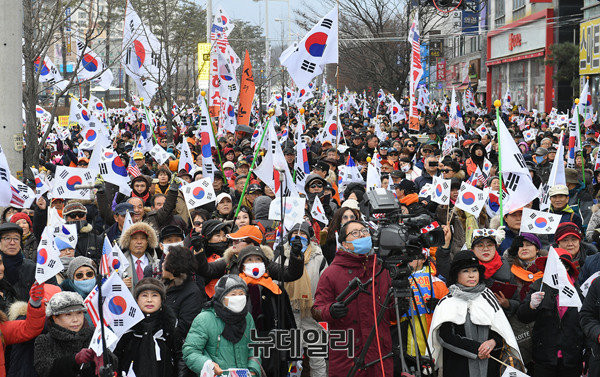 ▲ 19일 오후, 춘천 거두리 사거리에서 진행된 태극기 집회. 주최 측 추산 13만 명의 인파가 몰리면서 일대는 극심한 혼잡을 빚기도 했다. ⓒ뉴데일리 정상윤 기자