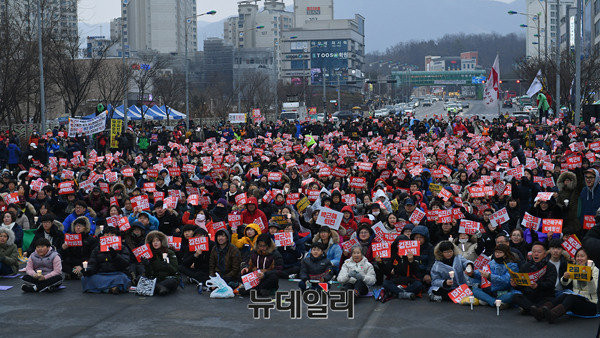 ▲ 같은 날 열린 촛불집회 사진. 탄기국 주최 집회에 비해 확연하게 작은 규모임을 알 수 있다. ⓒ뉴데일리 정상윤 기자