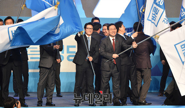 지난달 24일 서울 올림픽공원에서 열린 중앙당 창당대회에서 추대된 당 지도부와 각 시·도위원장들이 단상에서 당 깃발을 흔들고 있다. ⓒ뉴데일리 이종현 기자