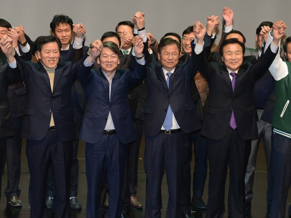 ▲ 국민의당 주승용 원내대표, 안철수·천정배·손학규 전 대표가 19일 경기 안산시 단원구 안산문화예술의전당에서 열린 국민의당 경기도당 ‘10만 전사 출정식’에서 만세삼창을 하고 있다. ⓒ뉴시스 사진DB