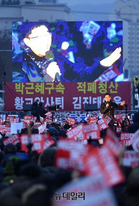 ▲ 사진은 촛불집회가 진행 중인 모습.ⓒ뉴데일리 정상윤 기자