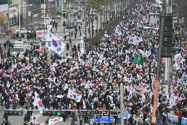 ▲ 춘천 태극기 집회 참가자들을 촬영한 모습. 오른쪽 인도를 가득 채운 것도 모자라 거두리 사거리의 차도까지 완전히 장악한 모습이다. ⓒ뉴데일리 정상윤 기자