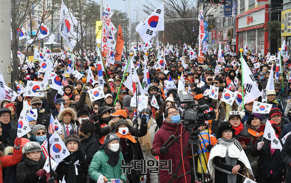 ▲ 19일 오후, 춘천 거두리 사거리에서 진행된 태극기 집회. 주최 측 추산 13만 명의 인파가 몰리면서 일대는 극심한 혼잡을 빚기도 했다. ⓒ뉴데일리 정상윤 기자