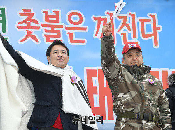 ▲ 자유한국당 김진태 의원(왼쪽)과 정광용 탄기국 대변인(오른쪽)이 나란히 손을 들고 있다. ⓒ뉴데일리 정상윤 기자