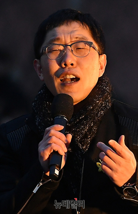 ▲ ‘김제동과 함께하는 1만 촛불(이하 촛불집회)’가 19일 강원도 춘천 거두리 성우 오스타 앞에서 열렸다. 사진은 방송인 김제동.ⓒ뉴데일리 정상윤 기자