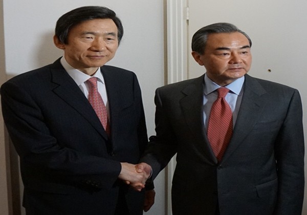 ▲ 한·중 외교장관 회담에서 윤병세 장관은 이른바 ‘사드(THAAD)’ 보복을 철회할 것을 중국에 요구했다. 그러나 왕이 中외교부장은 모르쇠로 일관했다. 사진은 (왼쪽부터) 윤병세 장관, 왕이 부장ⓒ외교부