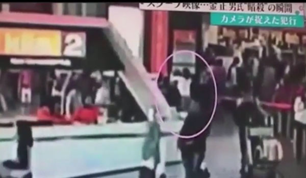 ▲ 외신들이 공개한, 김정남 암살 장면을 찍은 공항 CCTV 화면. 원 안의 흰색 여성이 뒤에서 김정남의 얼굴을 수건으로 덮어씌운 모습이다. ⓒ호주 뉴스닷컴 관련보도 화면캡쳐
