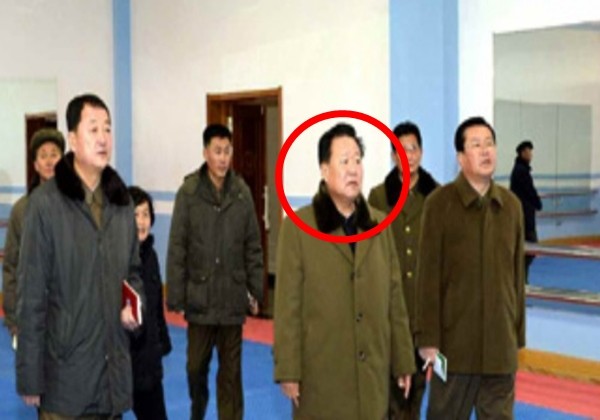 ▲ 최룡해 북한 노동당 중앙위원회 부위원장이 최근 모습을 드러내지 않고 있어 궁금증을 자아내고 있다. 사진은 태권도 전당 공사현장을 찾은 최룡해(맨 앞줄)에 대한 북한 노동당 기관지 '노동신문' 보도 일부.ⓒ北선전매체 홈페이지 캡쳐