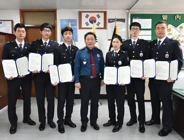 ▲ 이길상 충주서장(가운데)이 충주서로 발령을 받은 신임 경찰관들에게 ‘청렴·인권’만기 적금증서를 전달하고 시민안전을 위한 다짐 등 환영식을 가졌다.ⓒ충주경찰서