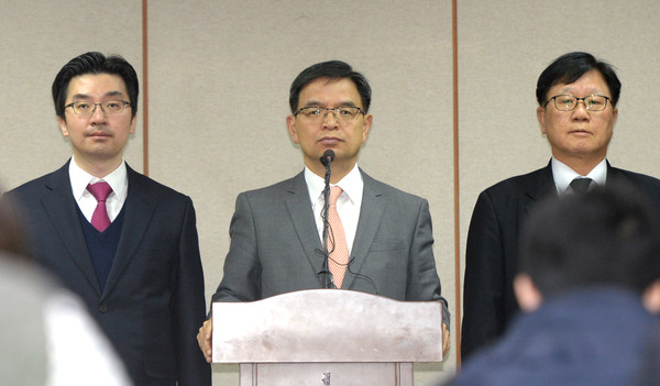 ▲ 대통령측 이중환 변호사(가운데)가 최종변론기일 연기를 요청했다. ⓒ뉴시스