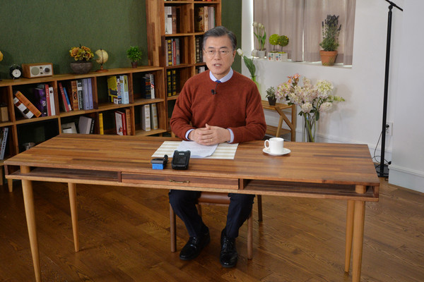 문재인 전 더불어민주당 대표가 20일 오후 서울 마포구의 한 스튜디오에서 '주간 문재인' 6탄 리허설을 하고 있다.ⓒ뉴시스