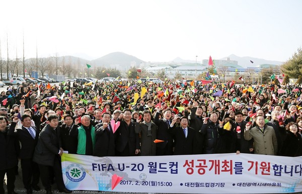 ▲ 대전시는 20일 대전 월드컵 경기장 주차장에서 FIFA U-20 월드컵 성공개최를 기원했다.ⓒ대전시
