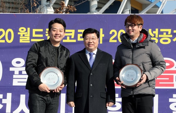 ▲ 권선택 대전시장이 20일 개그맨 김준호, 조윤호씨에게 홍보대사 위촉패를 주고 있다.ⓒ대전시