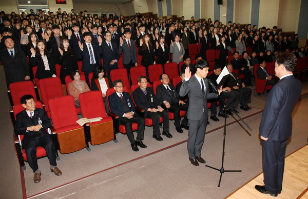 ▲ 충북교육청이 20일 ‘2017학년도 유·초·중등·특수학교’ 신규교사 303명에게 임명장을 수여했다.ⓒ충북교육청