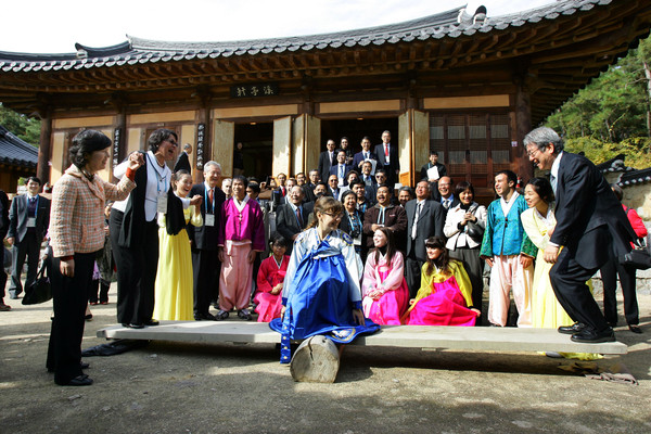 ▲ 지난 2010년 계명대에서 개최된 ACUCA(아시아기독교대학연합) 국제회의에서 참석자들이 한학촌에서 민속놀이를 체험하고 있다.ⓒ계명대 제공