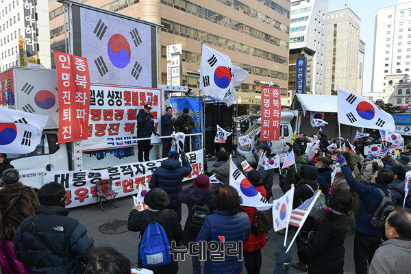 탄기국 회원들이 20일 서울 여의도에 있는 자유한국당 앞에서 인명진 비상대책위원장을 규탄하는 집회를 열었다. ⓒ뉴데일리 정상윤 기자