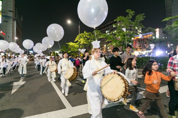 ▲ ​2017 안산국제거리극축제 개막작, 창작그룹 노니 '안安寧녕2017'ⓒ안산국제거리극축제
