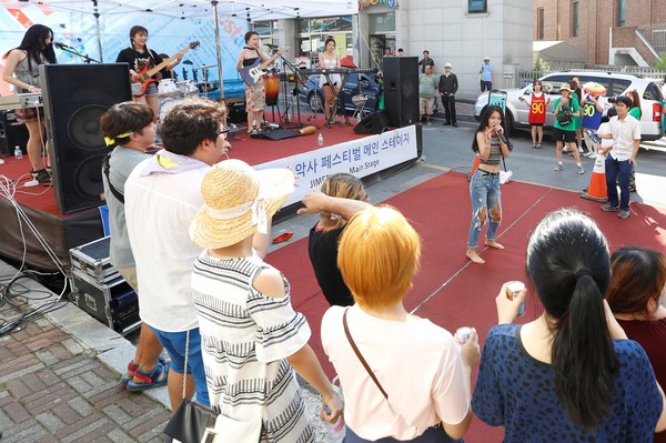 ▲ 지난해 음악영화제 거리의 악사 페스티벌에서 큐바니즘이 공연하는 모습.ⓒ제천국제음악영화제