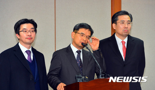 ▲ 박근혜 대통령 법률대리인단이 16일 오후 서울 재동 헌법재판소에서 탄핵심판의견서와 관련해 브리핑을 하며 기자들의 질문을 받고 있다. 왼쪽부터 채명성, 이중환, 손범규 변호사. ⓒ뉴시스