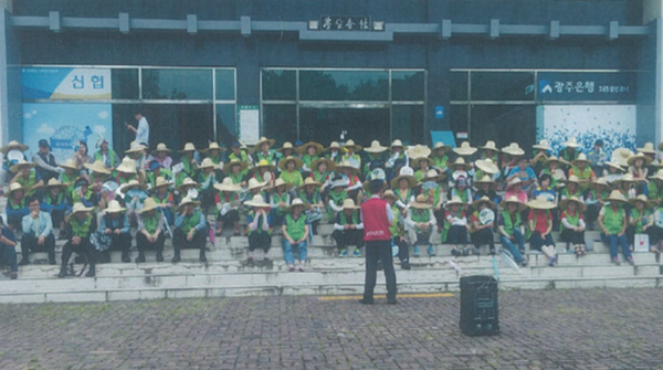 ▲ 전남대학교 비정규직 노동자들인 청소용역근로자들이 학교에 '직접고용'을 요구하며 파업에 돌입한 모습. ⓒ국민대통합위원회