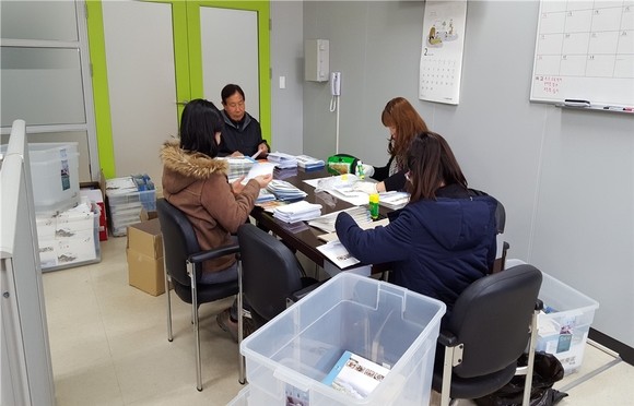 ▲ 예산군이 황새공원에서 홍보용 리플릿 발송 작업을 하는 모습.ⓒ예산군