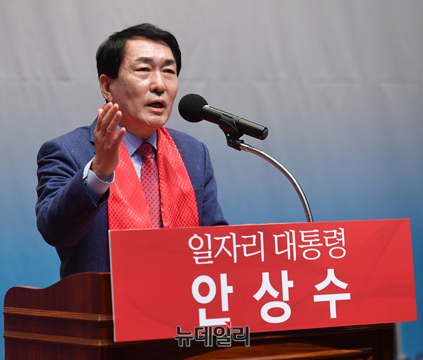 ▲ 인천광역시장을 지낸 자유한국당 안상수 의원이 21일 오전 인천 송도 경제자유구역청에서 대권 도전을 선언했다. ⓒ인천=뉴데일리 정상윤 기자