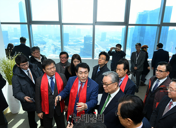 ▲ 인천광역시장을 지낸 자유한국당 안상수 의원이 21일 오전 10여 년 전까지 그냥 바다였던 인천 송도 경제자유지구를 배경으로 인명진 비상대책위원장과 이현재 정책위의장 등에게 자신의 일자리 창출 공약을 설명하고 있다. ⓒ인천=뉴데일리 정상윤 기자