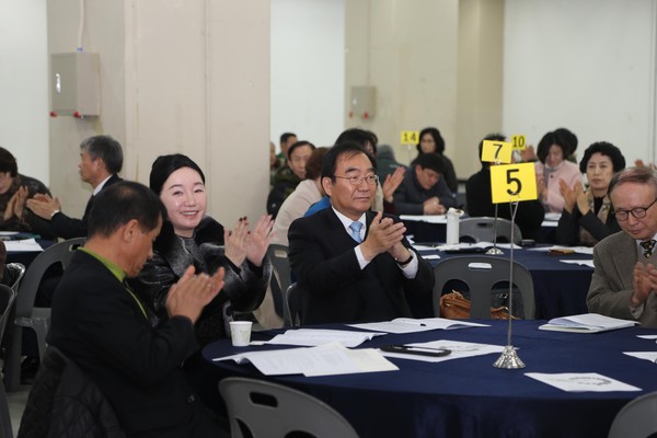 ▲ 21일 열린 충북 청주시 녹색청주협의회에 참가한 이승훈 청주시장이 박수를 치고 있다.ⓒ청주시