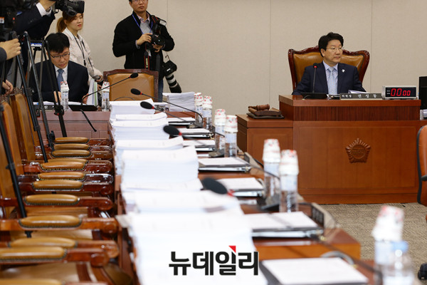 ▲ 바른정당 권성동 법사위원장이 21일 법사위 전체회의 도중 일부 의원들이 자리에서 퇴장한 가운데에도 위원장석을 지키고 있다. ⓒ뉴데일리 이종현 기자