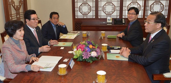 ▲ 김양희 충북도의장 등 전국시도의회의장협의회 의장단이 21일 서울정부청사에서 홍윤식 행자부장관을 만나 지방분권에 대해 간담회를 가졌다.ⓒ충북도의회