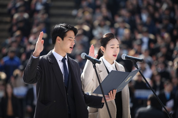 ▲ 21일 있은 2017년도 서원대 입학식에서 신입생 대표가 선서를 하고 있다.ⓒ서원대학교