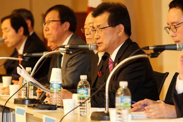 ▲ 이시종 충북도지사가 21일 국회에서 열린 ‘지방분권 개헌 국회토론회’에 참석해 분권형 개헌에 대한 구체적인 방향을 제시했다.ⓒ충북도