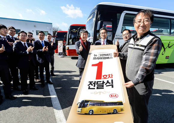 ▲ 기아차는 지난 20일 기아 광주하남 출하장에서 수도권/충청권/호남권 등 각 지역별 전세버스 1호차 업체대표 및 기아차 임직원 등 50여명이 참석한 가운데 '그랜버드 프리미엄버스' 출시 및 1호차 전달식을 열었다고 21일 밝혔다. ⓒ기아자동차