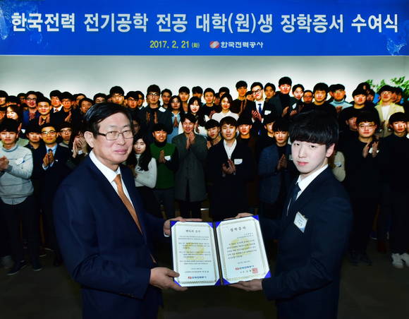 ▲ 한국전력은 21일 오후 한전 본사에서 전국 전기공학 분야 성적우수 학생들에게 장학금을 전달했다. ⓒ 한전