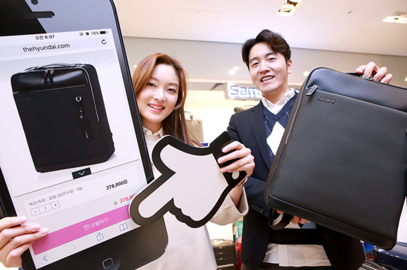 ▲ 현대백화점 직원이 '더현대닷컴' 의 '선물하기' 기능을 소개하고있다. ⓒ현대백화점