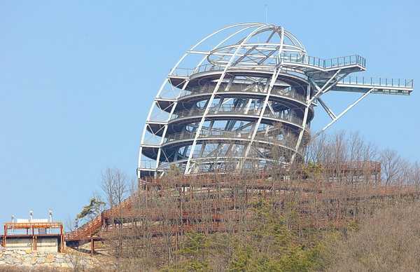 ▲ 오는 5월 준공을 앞둔 단양 만천하 스카이 워크.ⓒ단양군