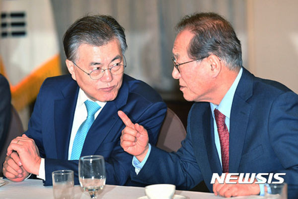 ▲ '차기 대통령'이 된 듯 행동하는 문재인 前더불어민주당 대표와 그의 안보정책을 자문하고 있다는 정세현 前통일부 장관. ⓒ뉴시스. 무단전재 및 재배포 금지.