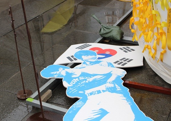 ▲ 세월호 천막 근처에서 찾아 볼 수 있는 유일한 태극기.  ⓒ 뉴데일리 강유화 기자